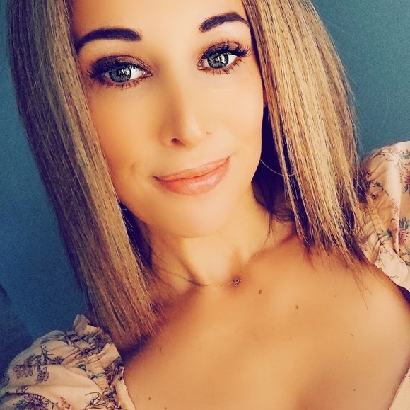 Meet your Posher, Abigail - Picture 1 of 1